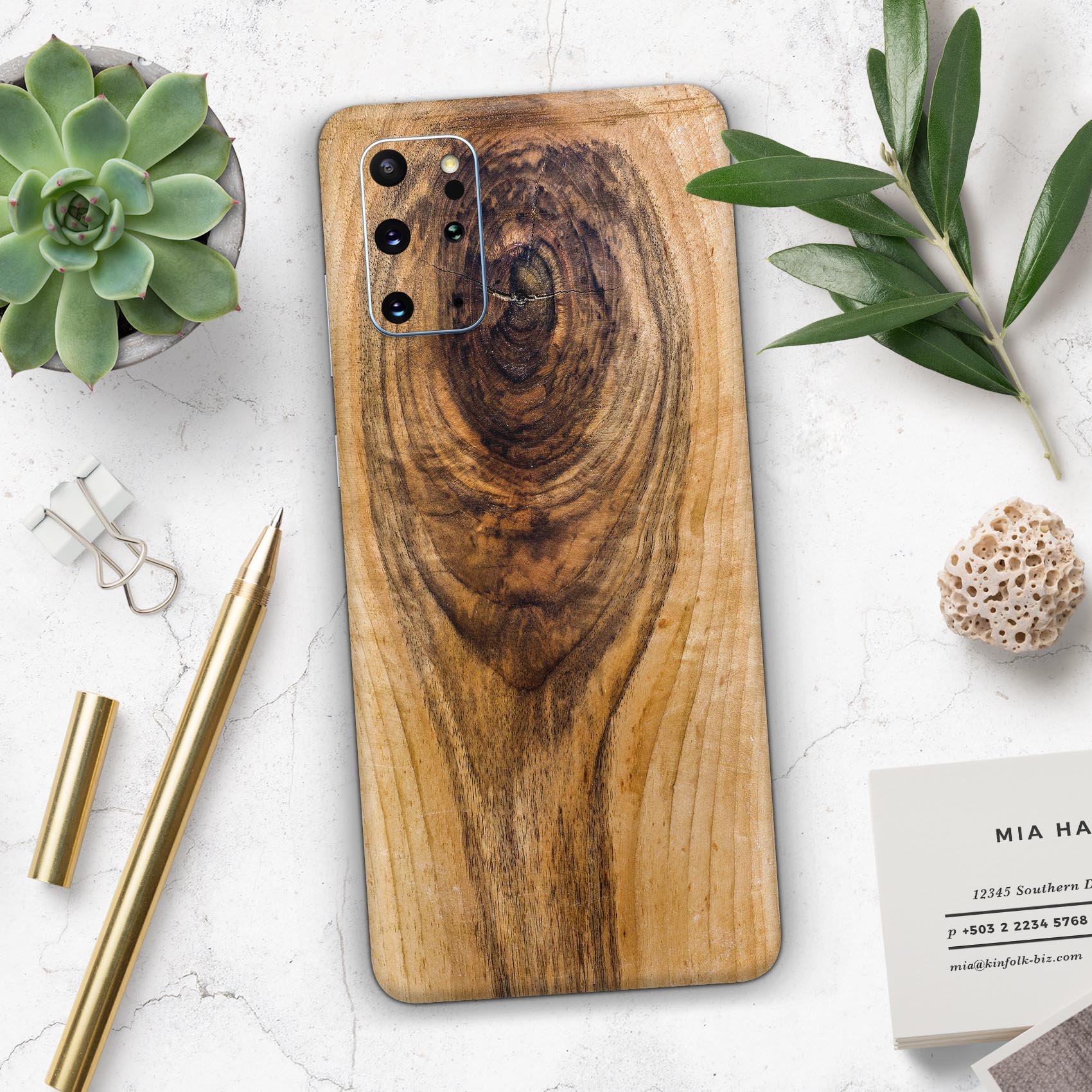 Raw Wood Planks V10 Skin-Kit for Samsung Galaxy S20, showcasing a stylish wood design with a smooth finish.