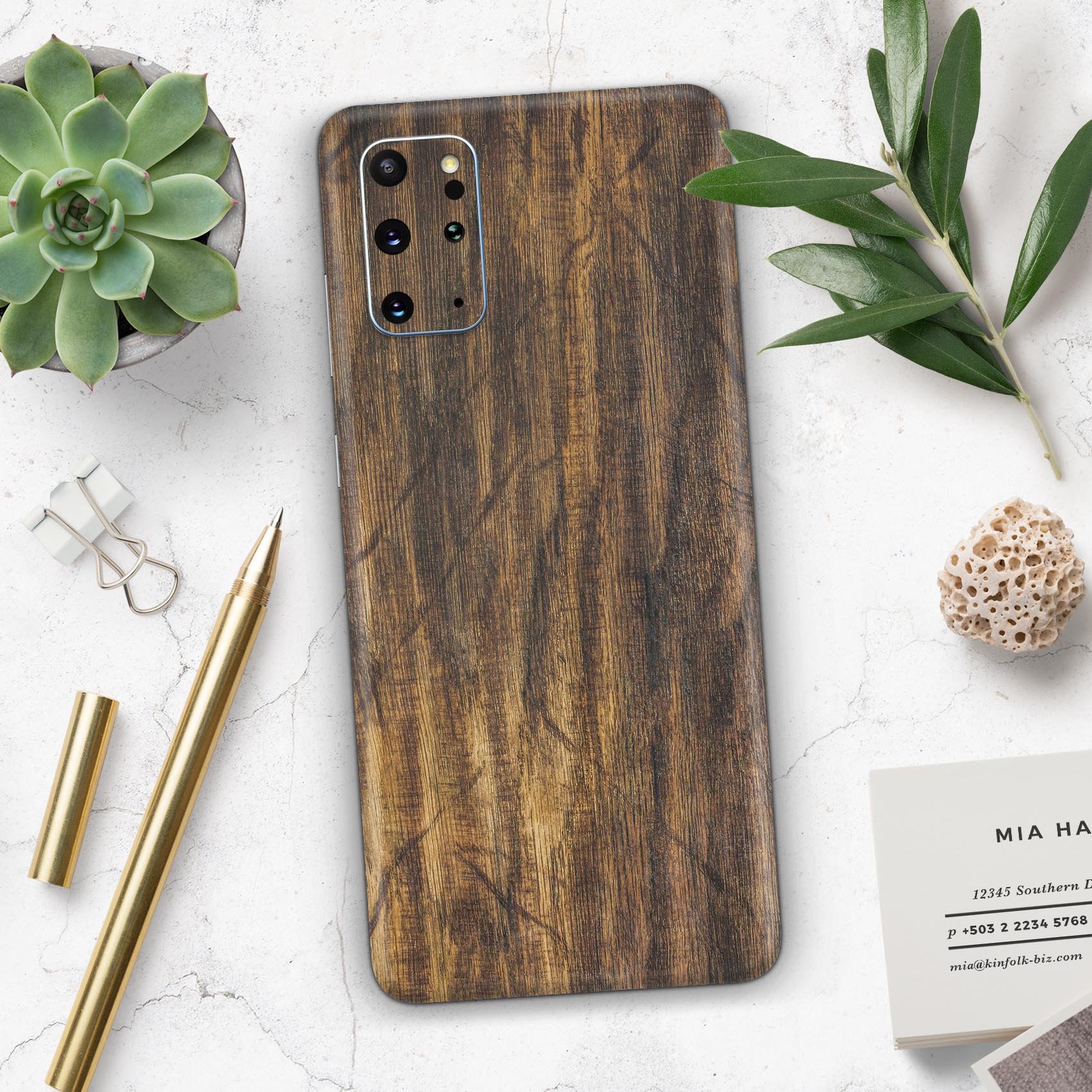 Raw Wood Planks V4 Skin-Kit for Samsung Galaxy S20, showcasing a stylish wood grain design on a sleek phone.