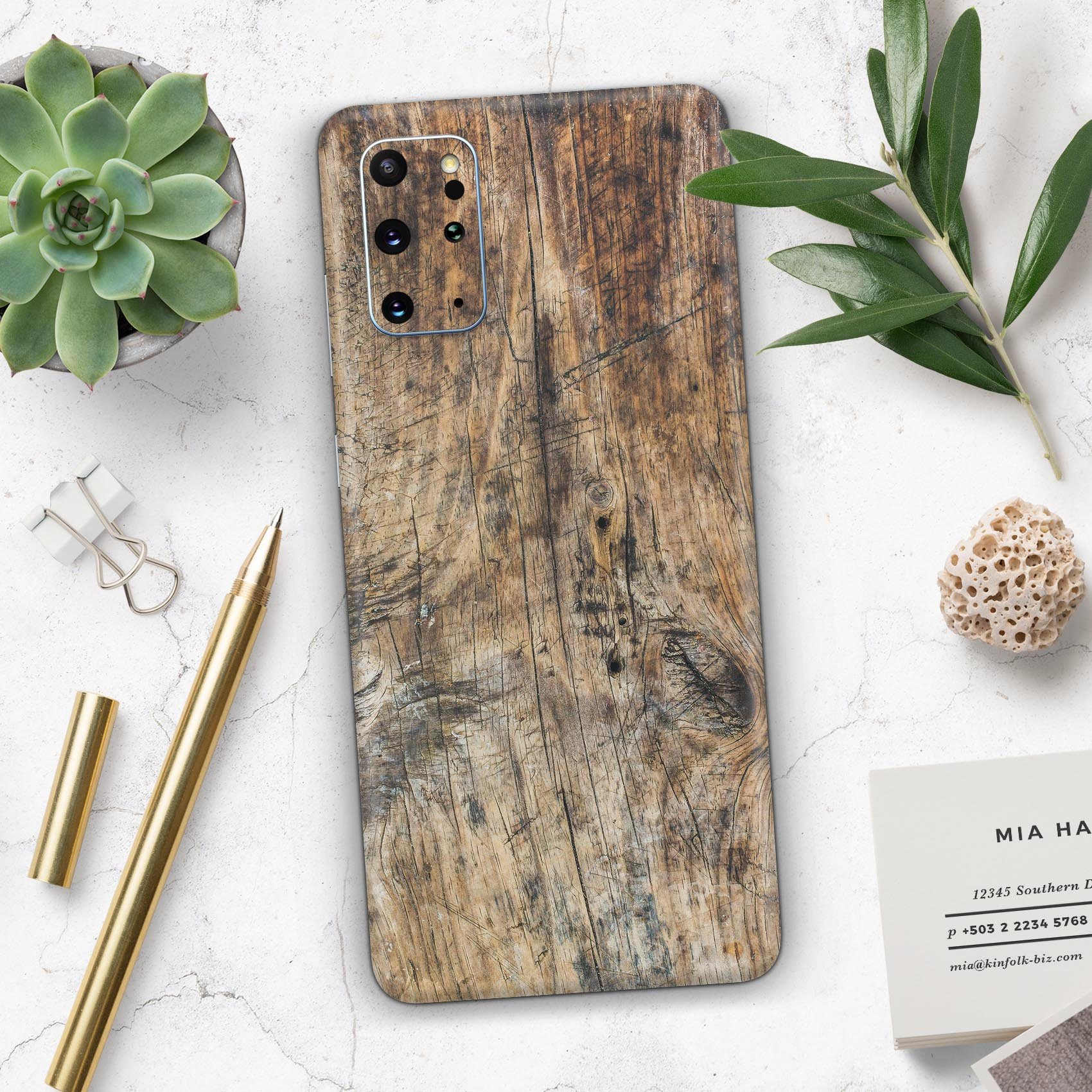 Raw Wood Planks V6 Skin-Kit for Samsung Galaxy S20, showcasing a stylish wood grain design.