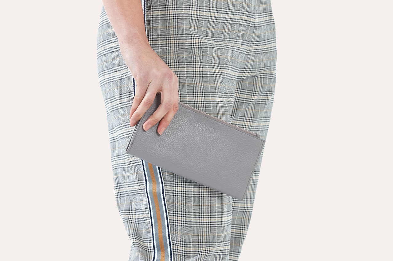 Top Zip Wallet made of genuine pebble leather with multiple card slots and a zip coin pouch.