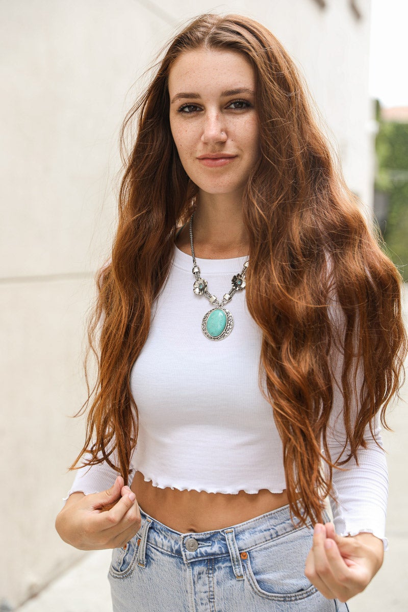 Turquoise Florette Necklace featuring a floral design with vibrant turquoise stones and zinc alloy accents, perfect for spring fashion.