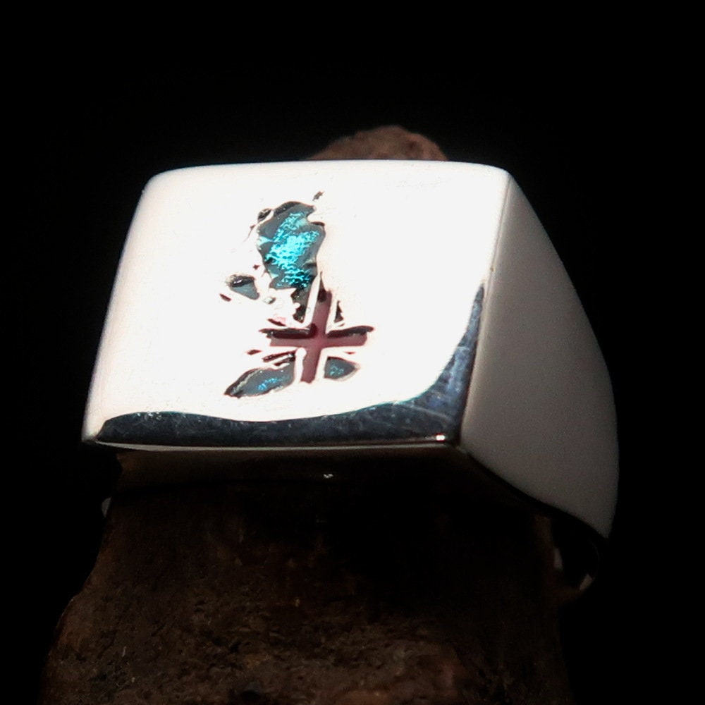 A stylish Union Jack sterling silver pinky ring showcasing the flag of the United Kingdom with a polished finish.