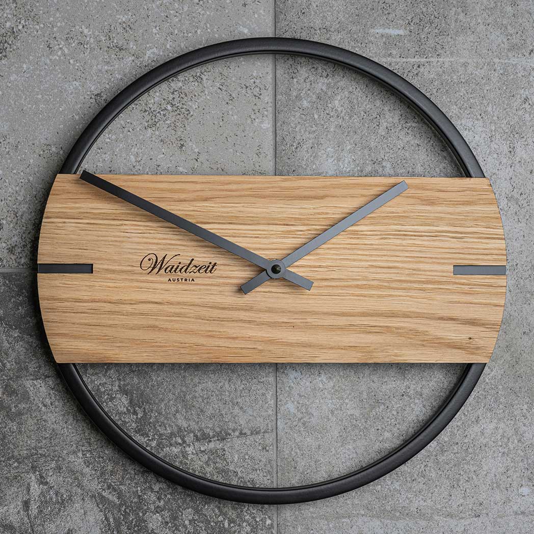 Waidzeit Novum wall clock featuring oak wood and black metal ring, showcasing minimalist Scandinavian design.