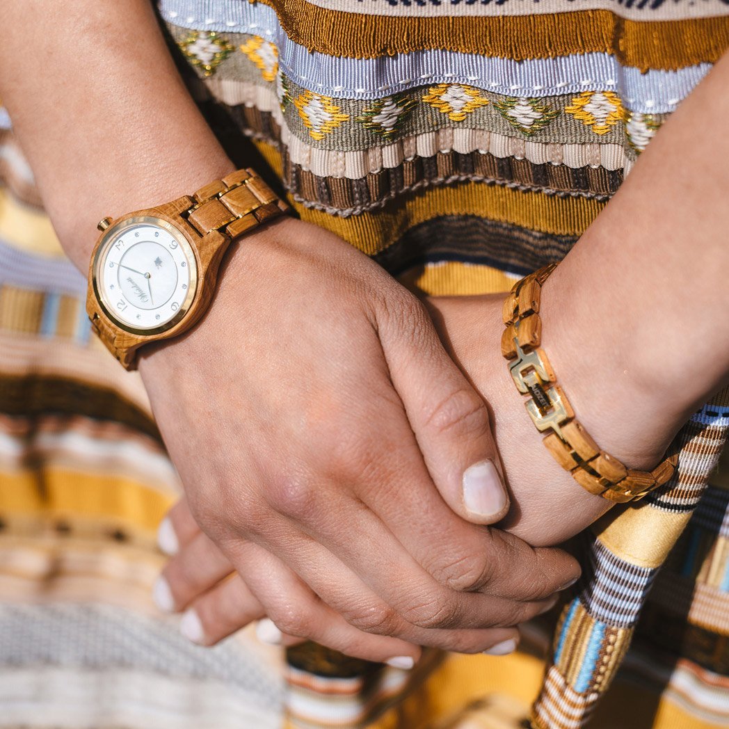 Waidzeit Wine Princess Champagné watch featuring a white mother-of-pearl dial, gold accents, and a barrique wooden strap.