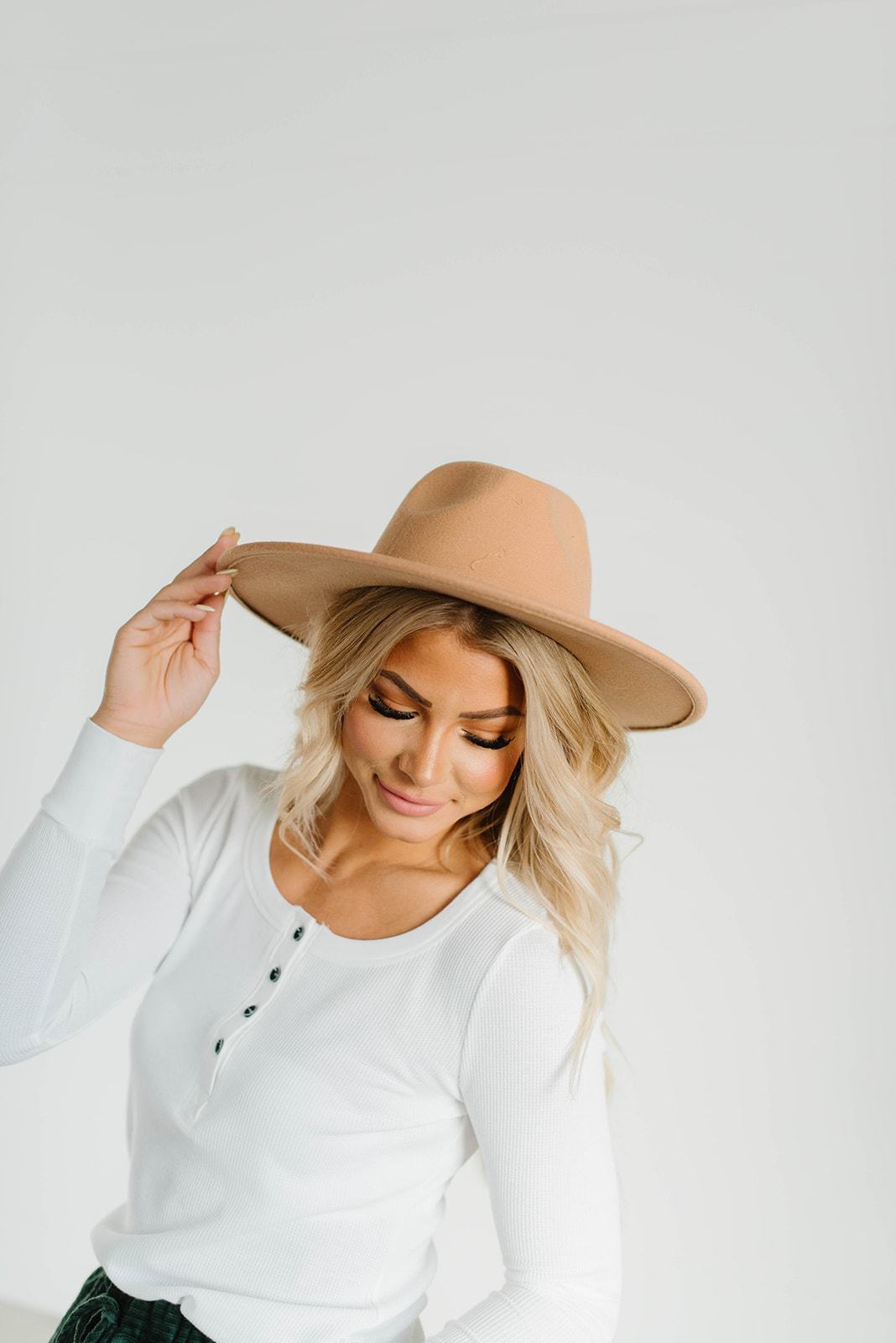 Wide brim felt hat in various colors with adjustable inner band and removable buckle band.