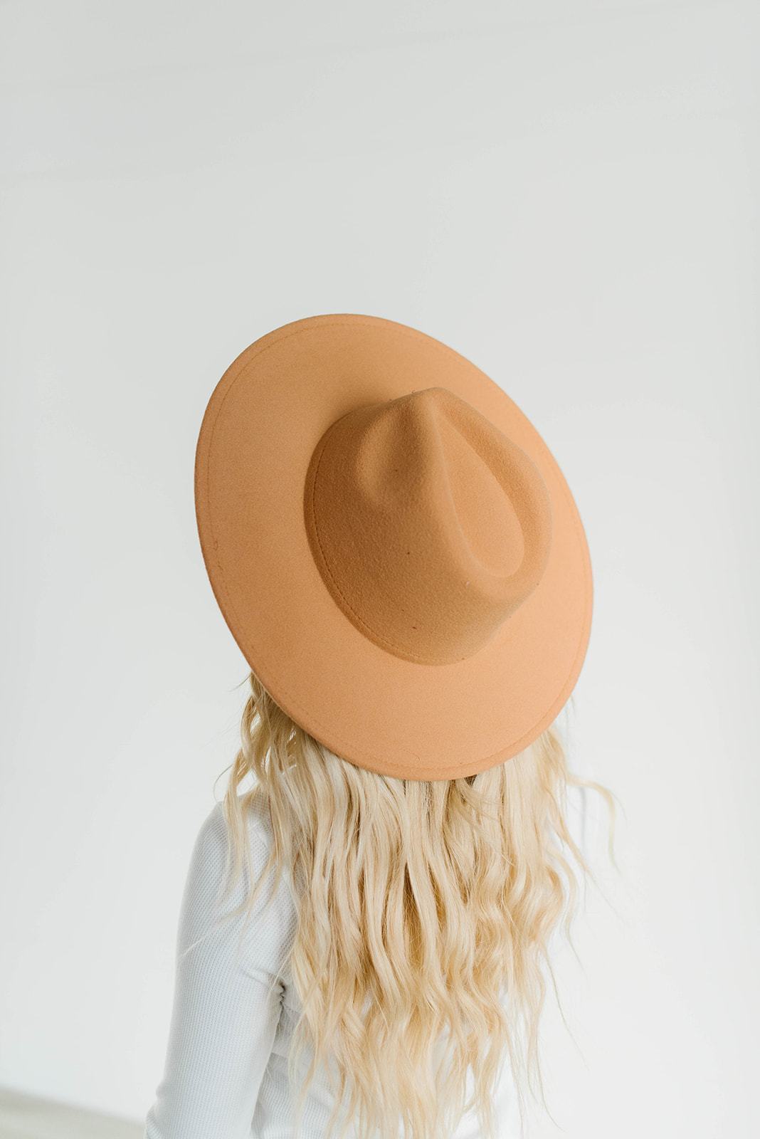 Wide brim felt hat in various colors with adjustable inner band and removable buckle band.