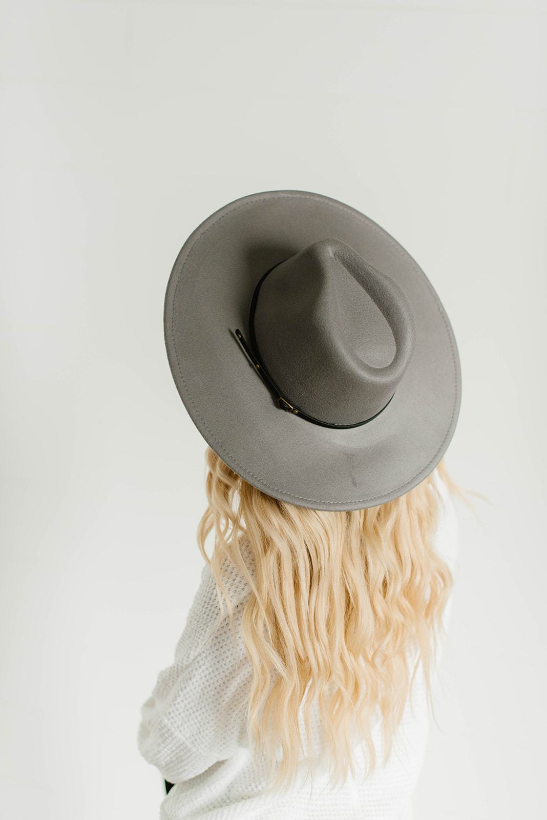 Wide brim felt hat in various colors with adjustable inner band and removable buckle band.