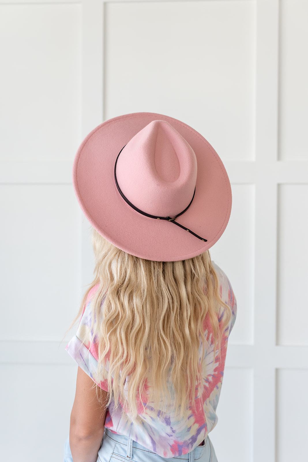 Wide brim felt hat in various colors with adjustable inner band and removable buckle band.