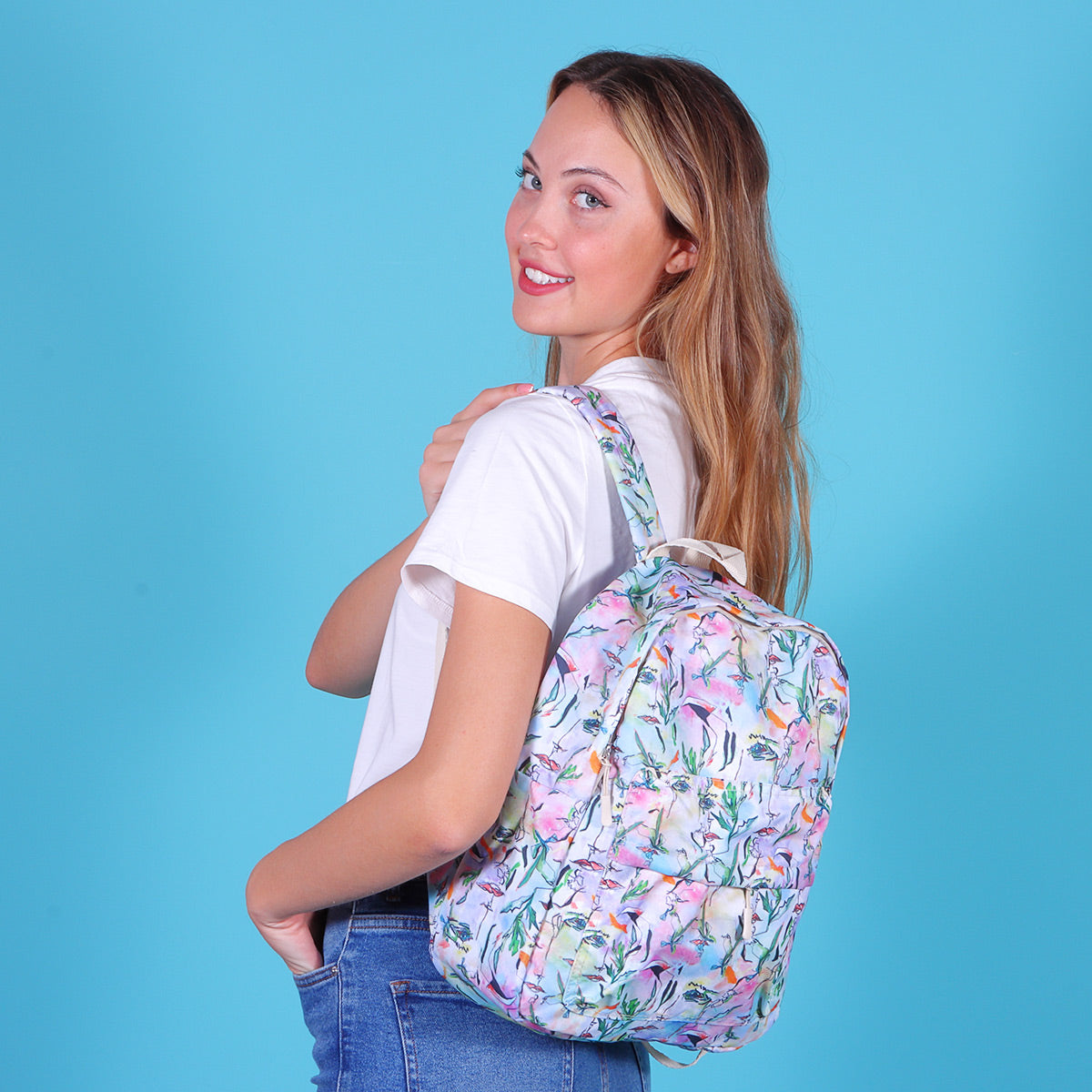 Biggdesign Faces Rucksack in Weiß, aus hochwertigem Polyester, mit geräumigem Hauptfach und stilvollem Design.