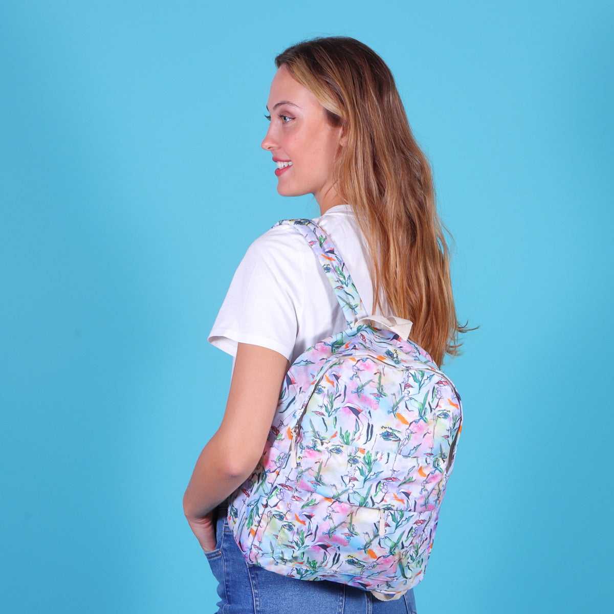 Biggdesign Faces Rucksack in Weiß, aus hochwertigem Polyester, mit geräumigem Hauptfach und stilvollem Design.