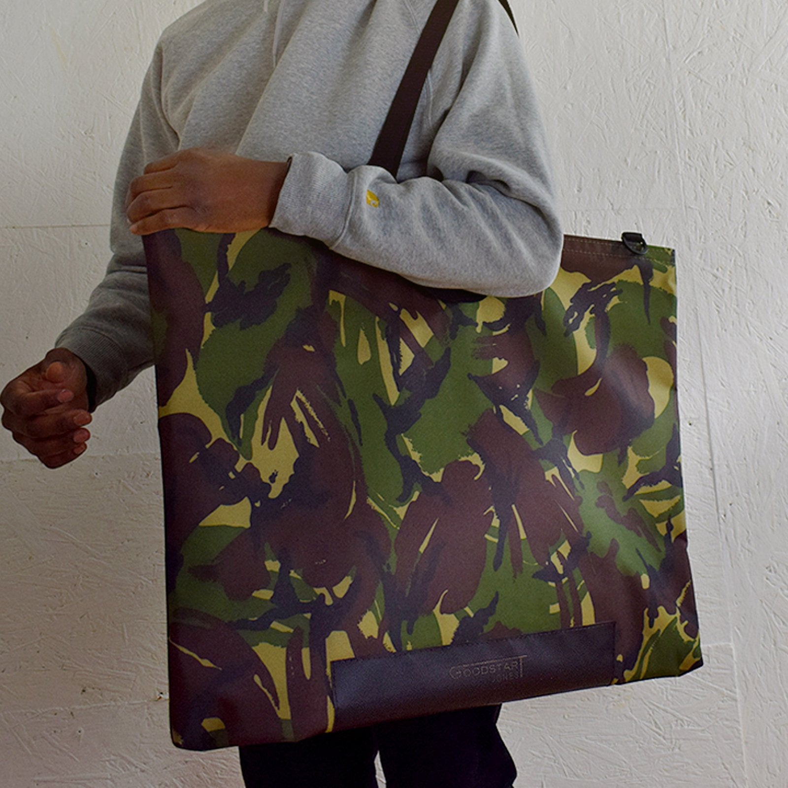 XL Tote Bag Shopper in CAMO, showcasing its spacious design and stylish camouflage pattern.