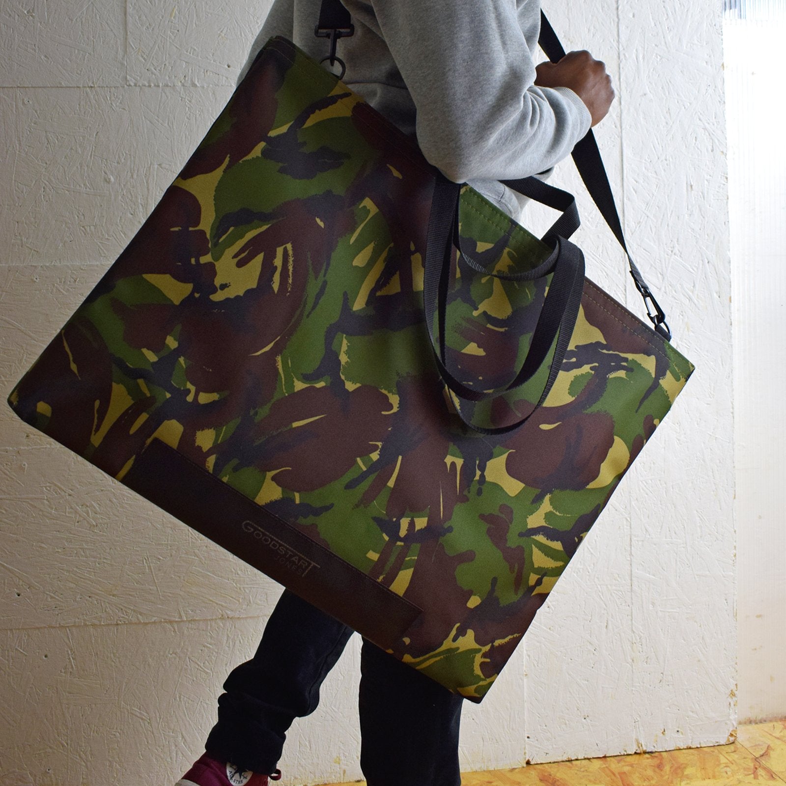 XL Tote Bag Shopper in CAMO, showcasing its spacious design and stylish camouflage pattern.