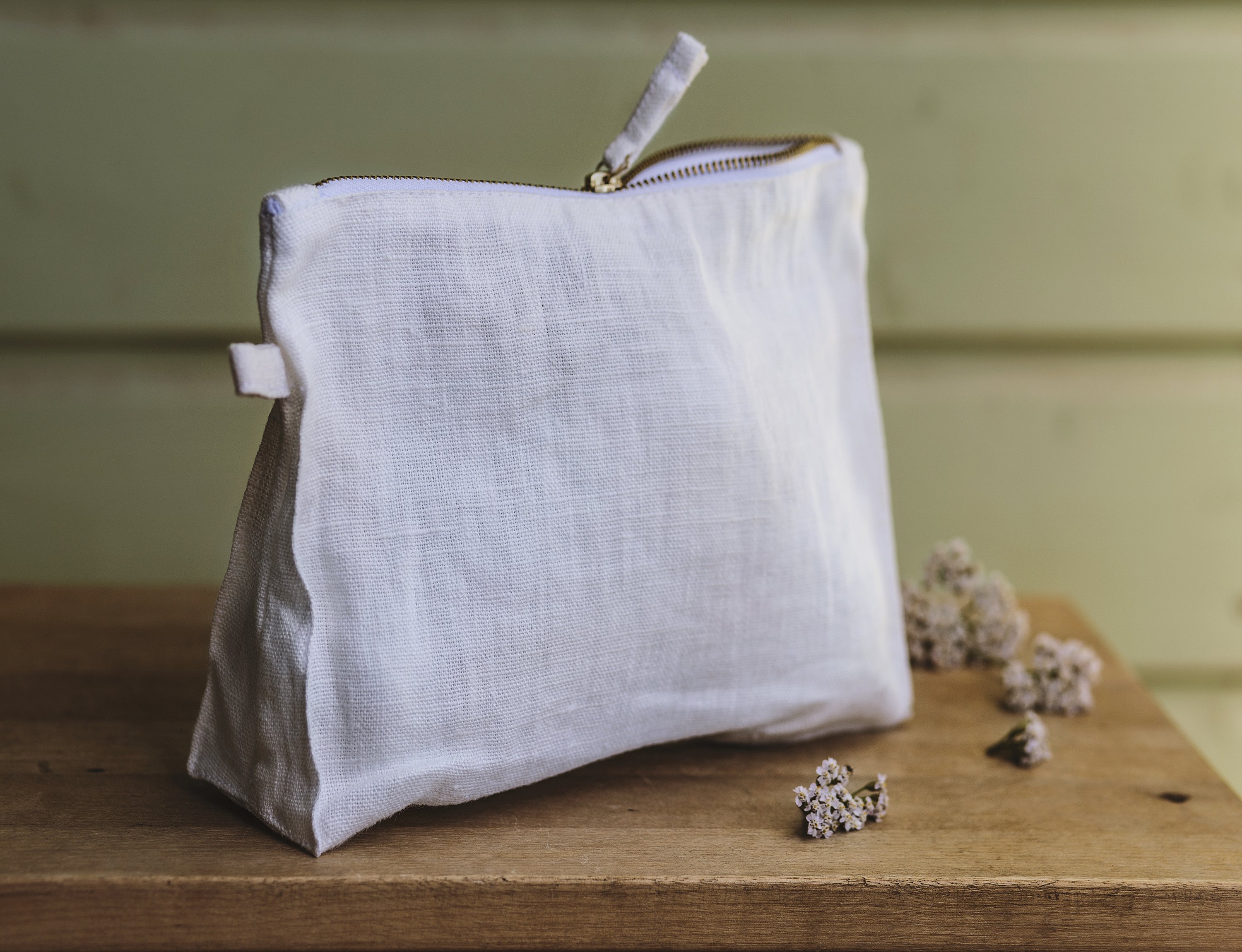 Main White linen pochette image