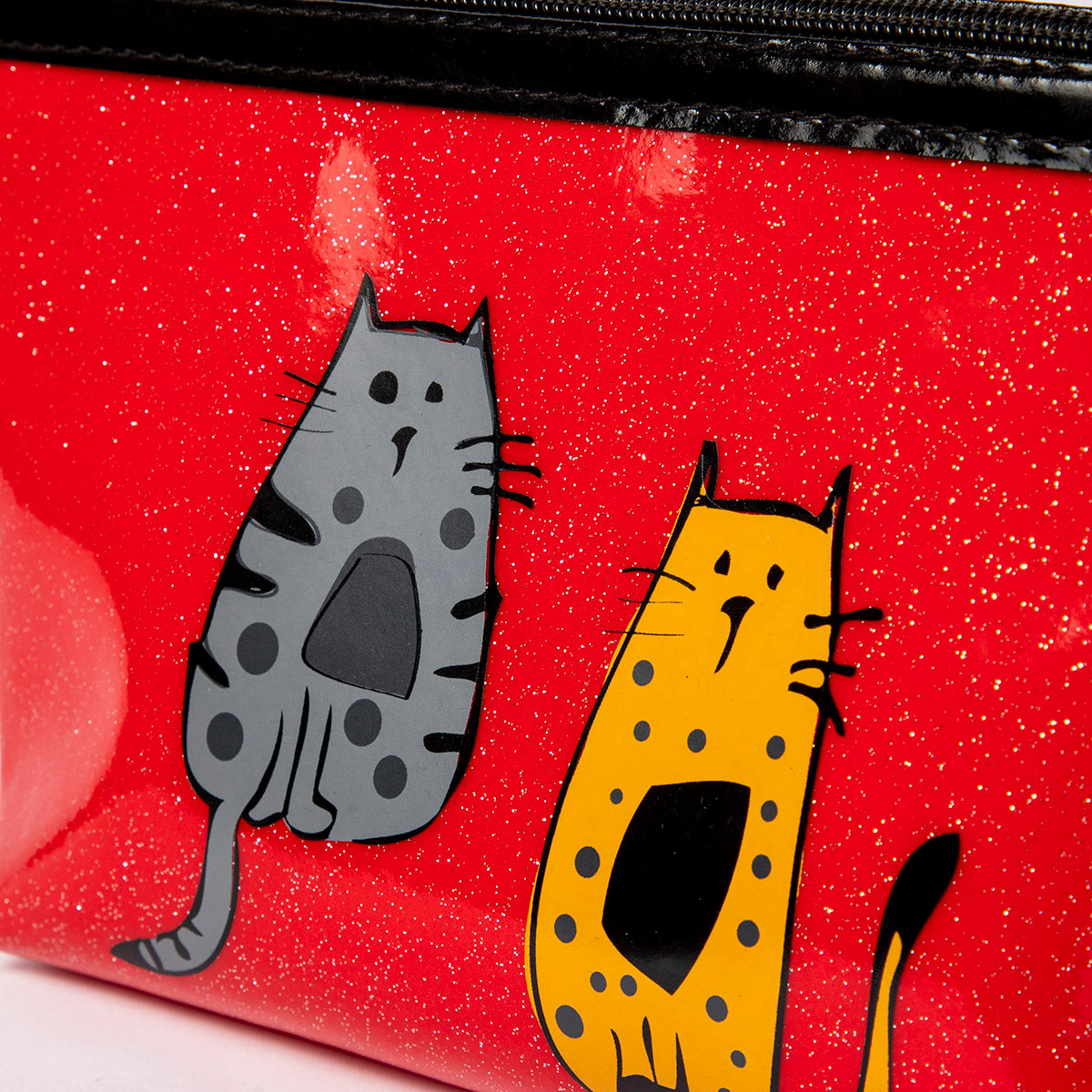 Biggdesign Cats Glitzer Schminktasche aus wasserbeständigem PU-Leder in niedlichem Katzen-Design, ideal für Reisen.