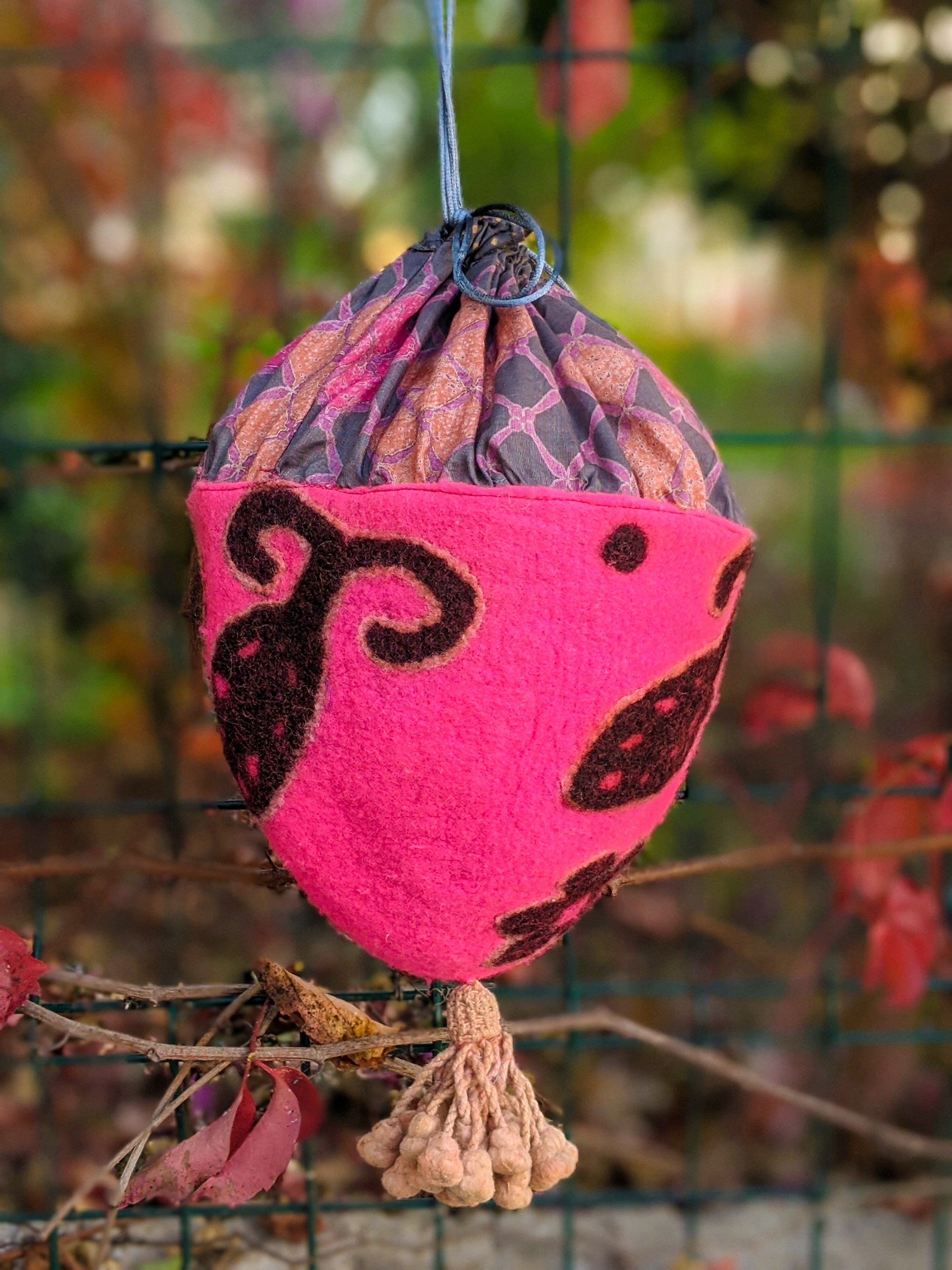 Orbicular Jasper drawstring bag made of felt with silk lining and shiny grey strings, showcasing its elegant design and dimensions.