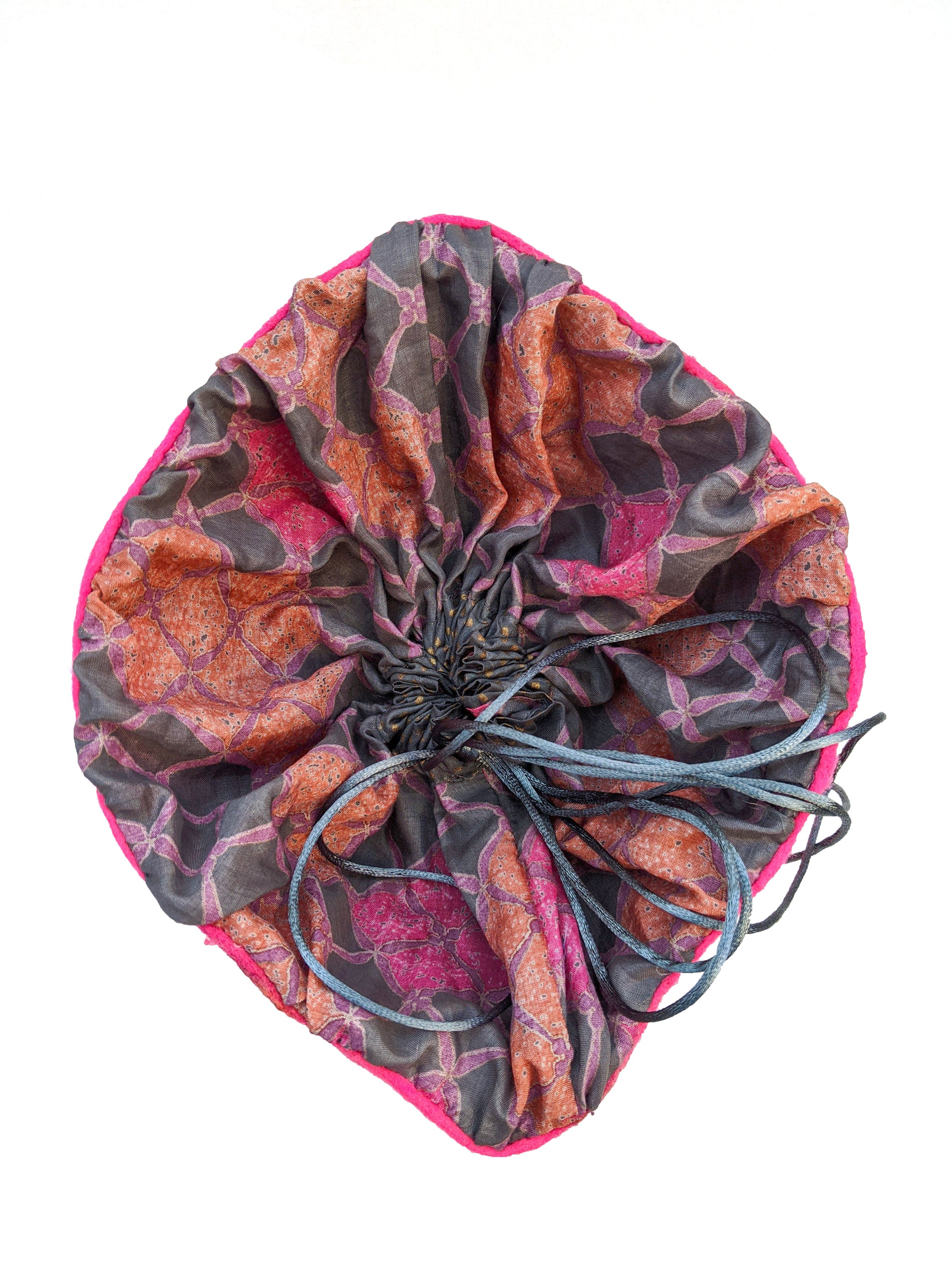 Orbicular Jasper drawstring bag made of felt with silk lining and shiny grey strings, showcasing its elegant design and dimensions.