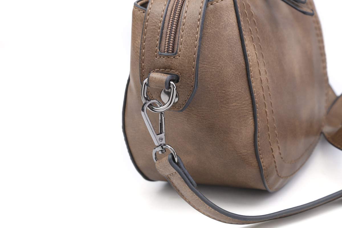 Small shell-shaped crossbody bag made of vegan leather with pewter fitting, perfect for daily use.