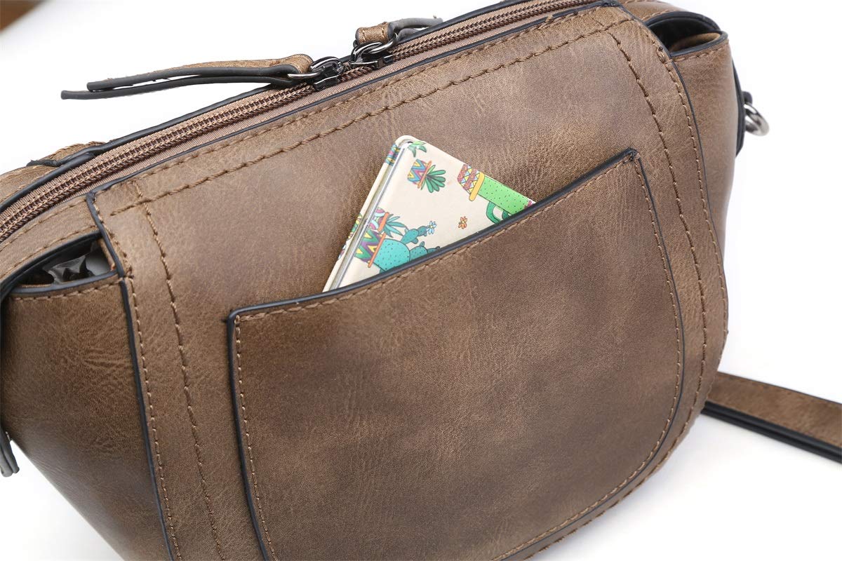 Small shell-shaped crossbody bag made of vegan leather with pewter fitting, perfect for daily use.