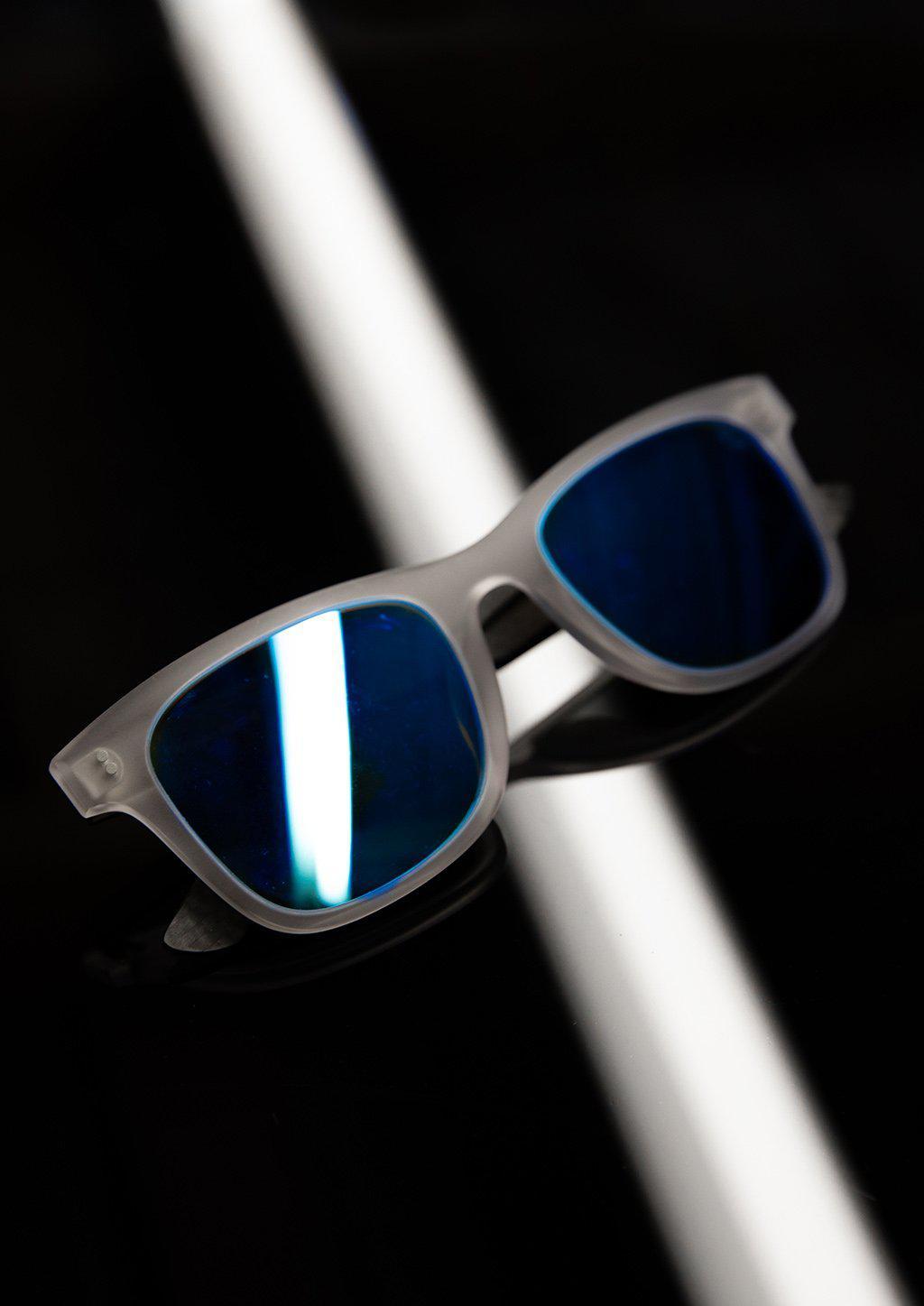 Hybrid Atom sunglasses featuring carbon fiber and acetate materials in a stylish Wayfarer design.