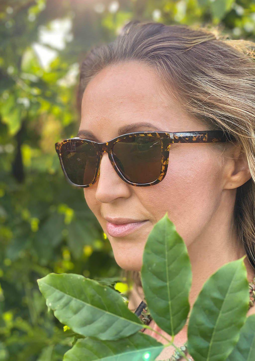 MOOD Wayfarer V2 - Chic sunglasses featuring a tortoise shell frame and brown polarized lenses, perfect for stylish sun protection.