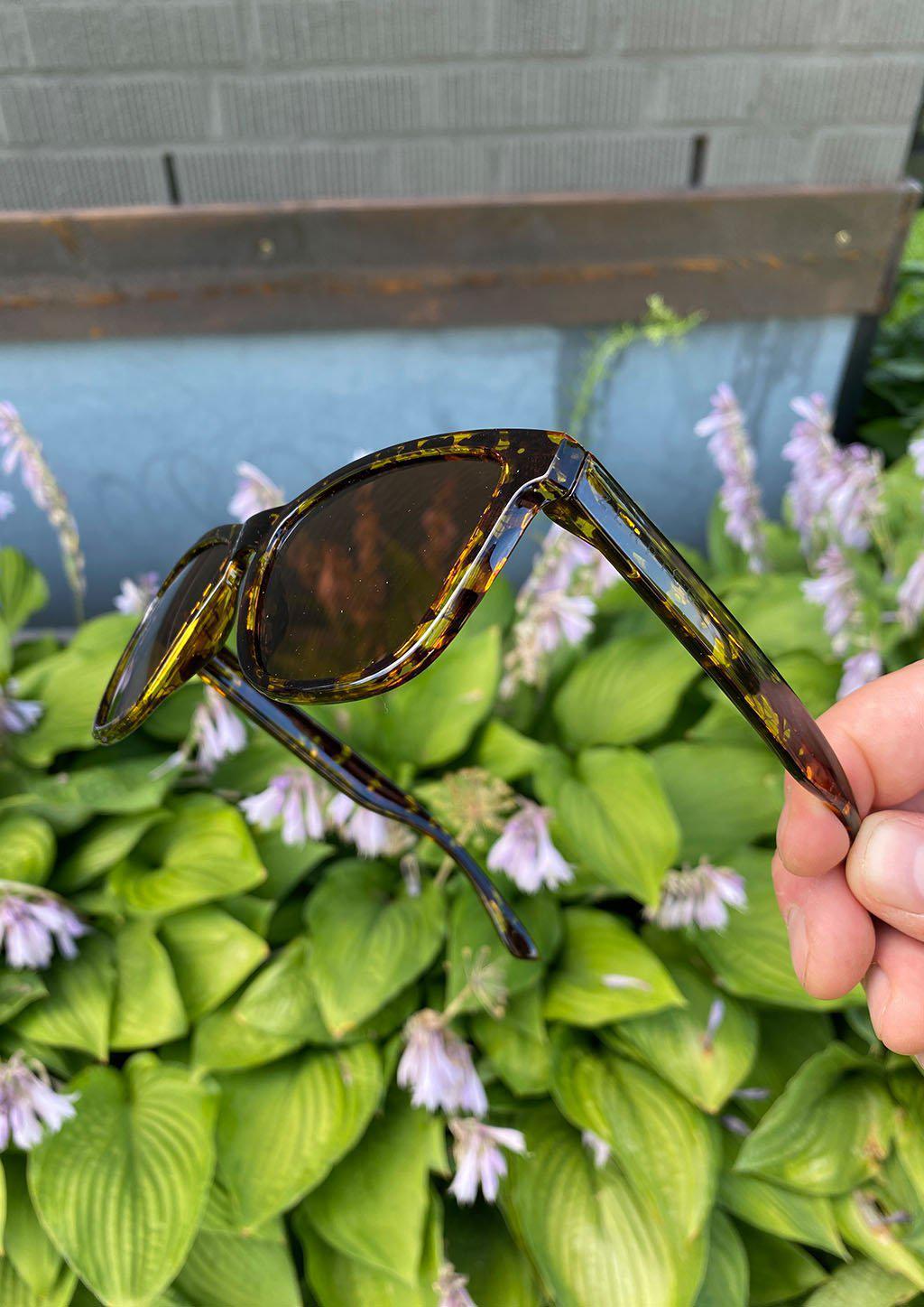 MOOD Wayfarer V2 - Chic sunglasses featuring a tortoise shell frame and brown polarized lenses, perfect for stylish sun protection.