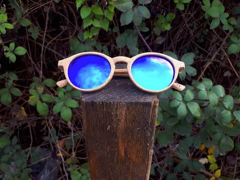 Okulars® Oak Breeze - Verde sunglasses featuring a natural cork frame and green mirrored polarized lenses.