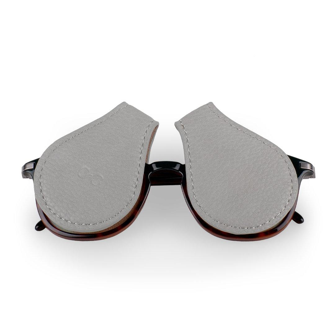 Oqular Clip showcasing a sleek, stylish design for protecting glasses and sunglasses, ideal for travel and everyday use.