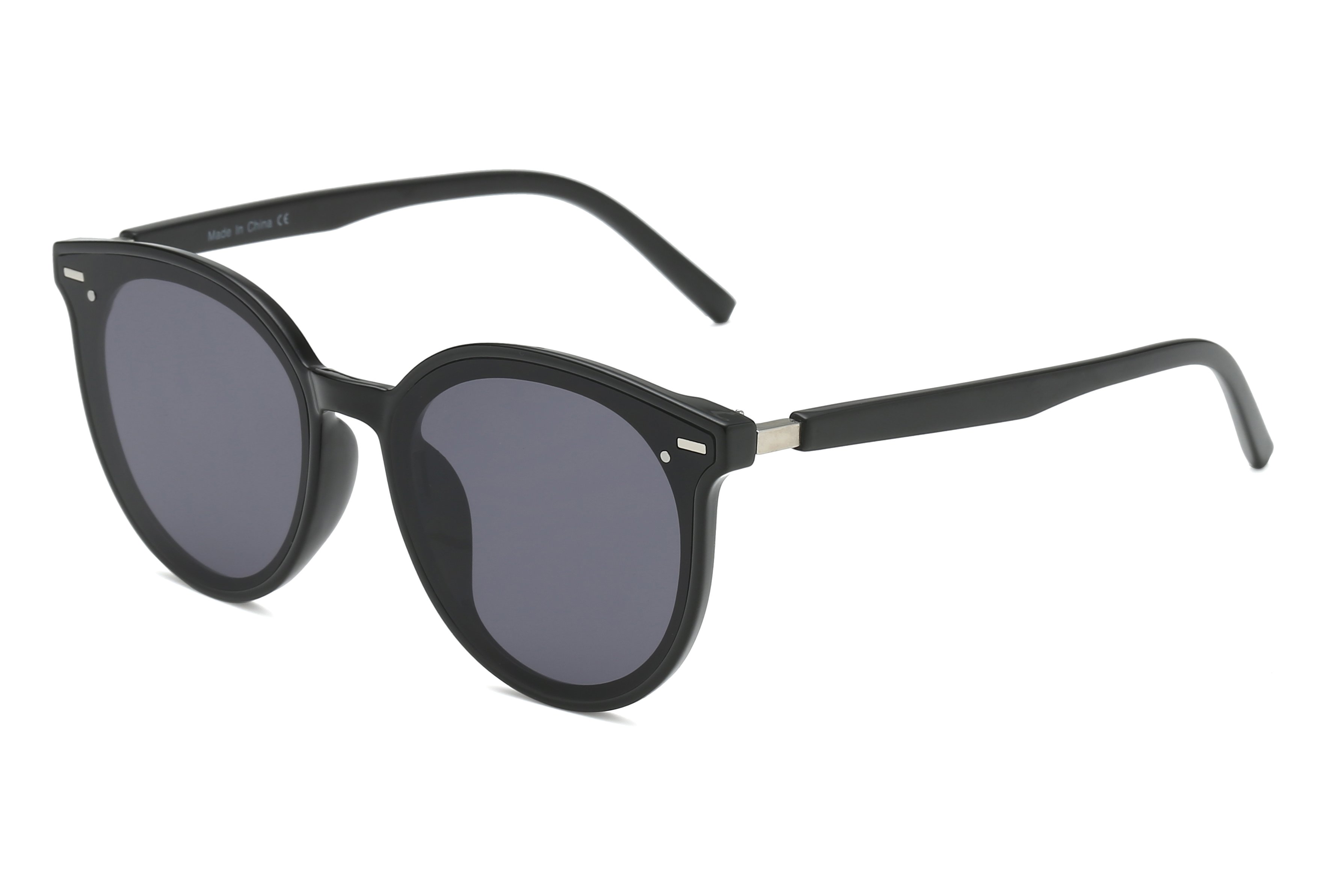 Yasmine sunglasses featuring a stylish plastic frame and polycarbonate lenses, designed for UV protection and comfort.