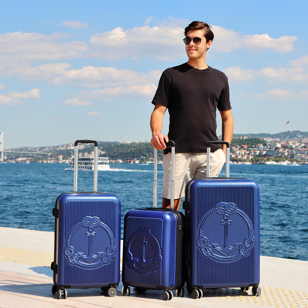 Biggdesign Ocean Koffer Set in Blau, bestehend aus drei hartschaligen Koffern in verschiedenen Größen, ideal für Reisen.