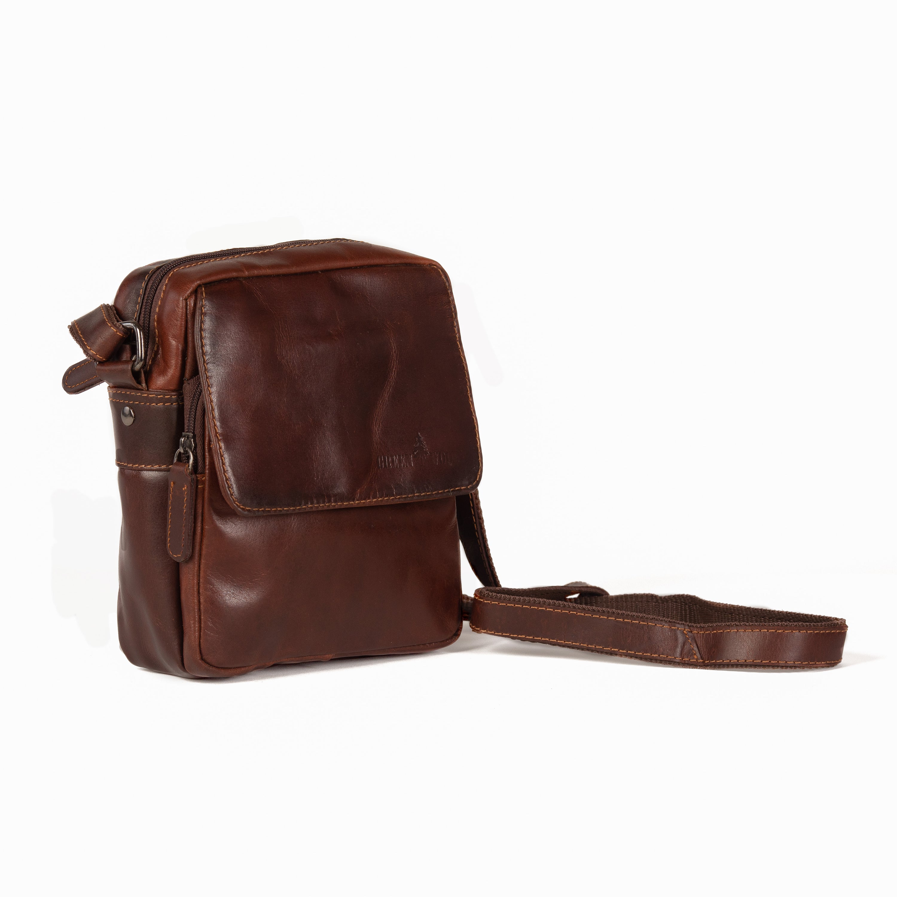 Arthur Messenger Bag made of high-quality genuine leather, featuring a vintage design with spacious compartments and zippered pockets.