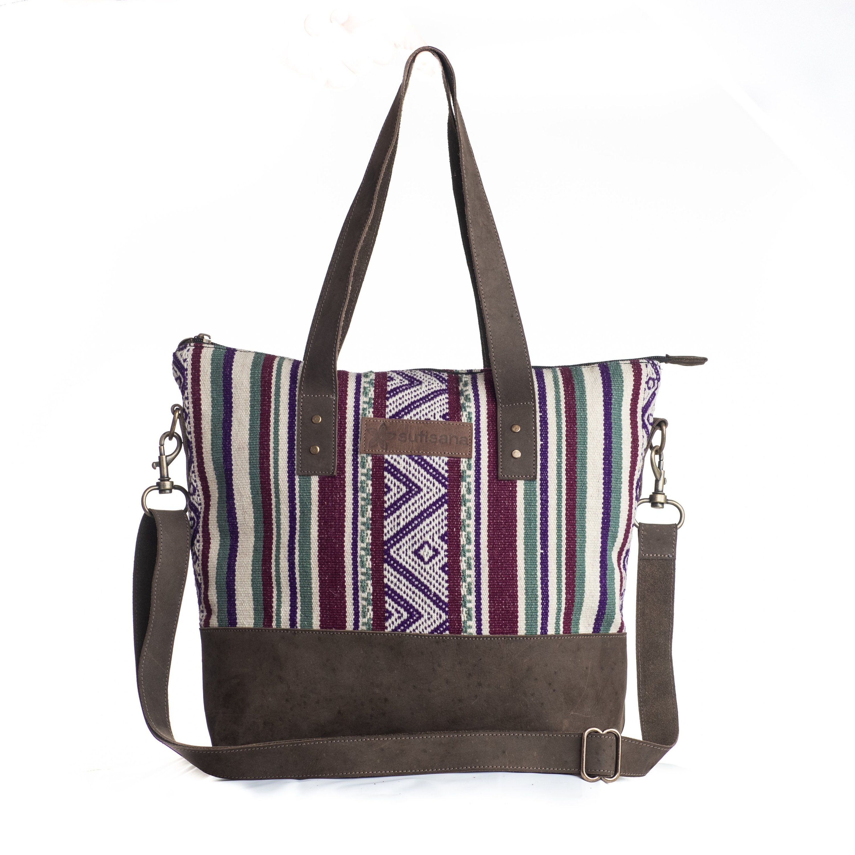 A stylish Classic bag made from high-quality Bolivian wool, featuring a comfortable shoulder strap and spacious interior for essentials.