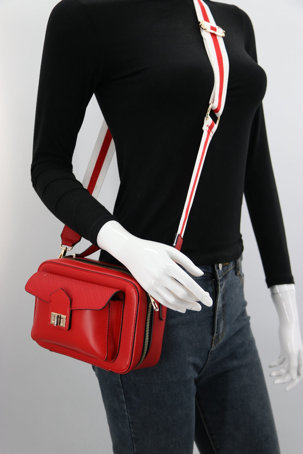 Crossbody C1741 bag featuring a sleek design and adjustable strap, perfect for everyday use.