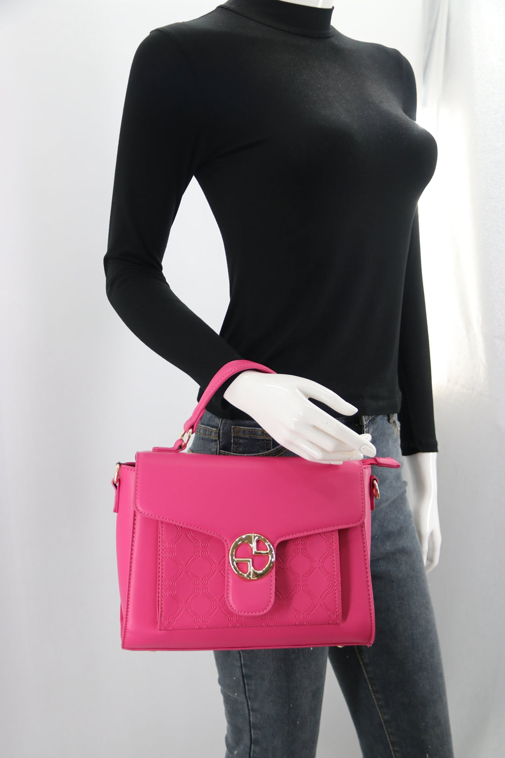 Crossbody C2002 bag featuring a sleek design and adjustable strap, perfect for everyday use.