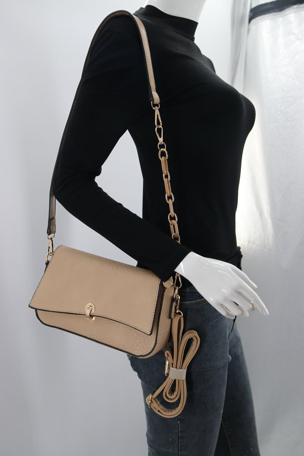 Crossbody C2043 bag featuring a sleek design and adjustable strap, perfect for everyday use.