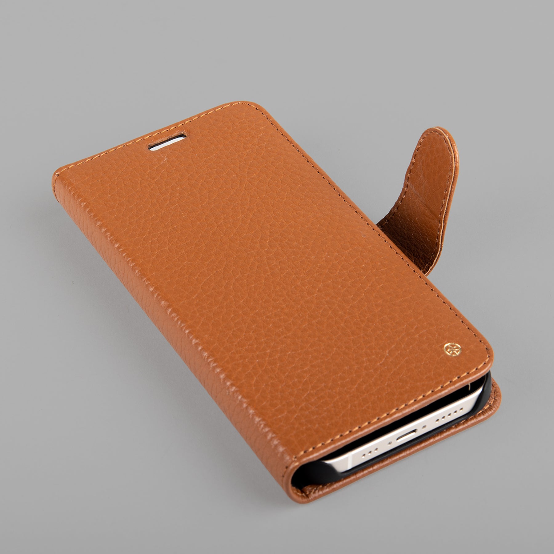 Detachable iPhone Case made from premium full-grain leather, featuring credit card slots and a currency pocket, showcasing its sleek design.