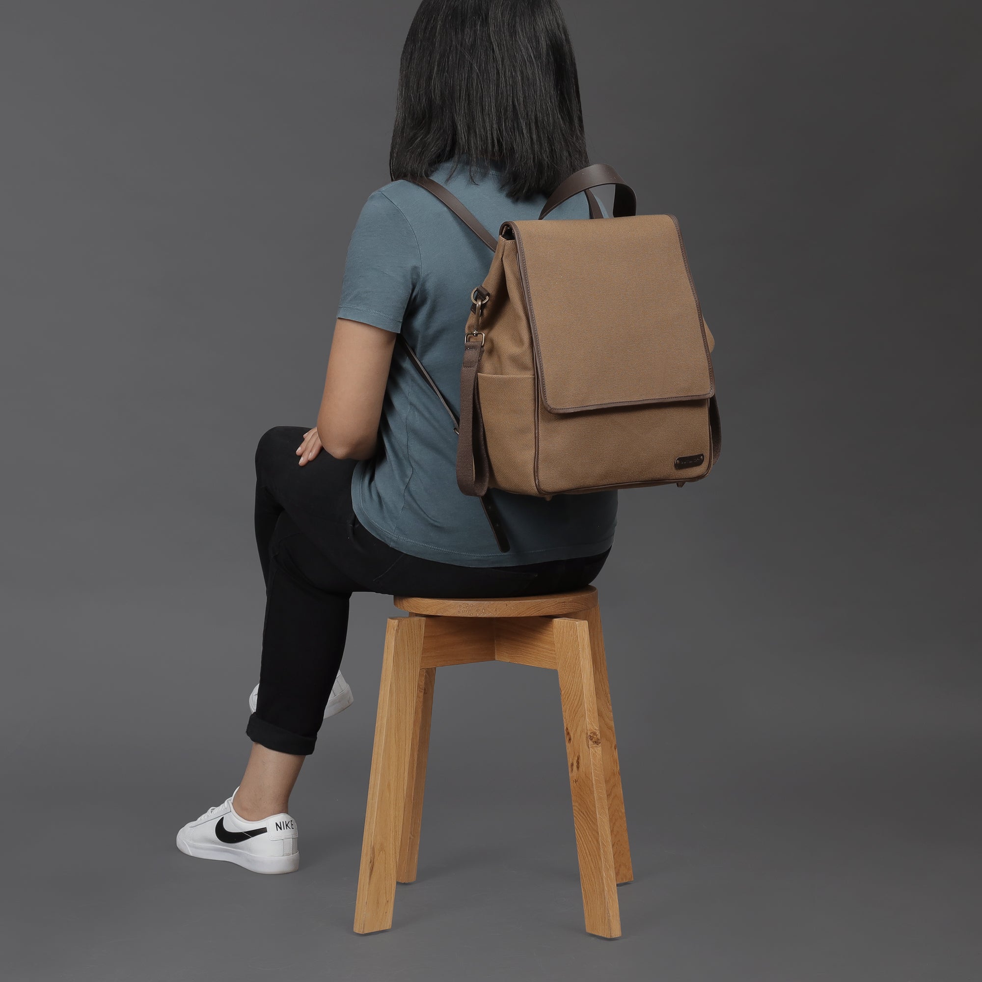 Stylish Donna Canvas Diaper Bag in durable cotton canvas with multiple pockets and leather straps, perfect for parents on the go.