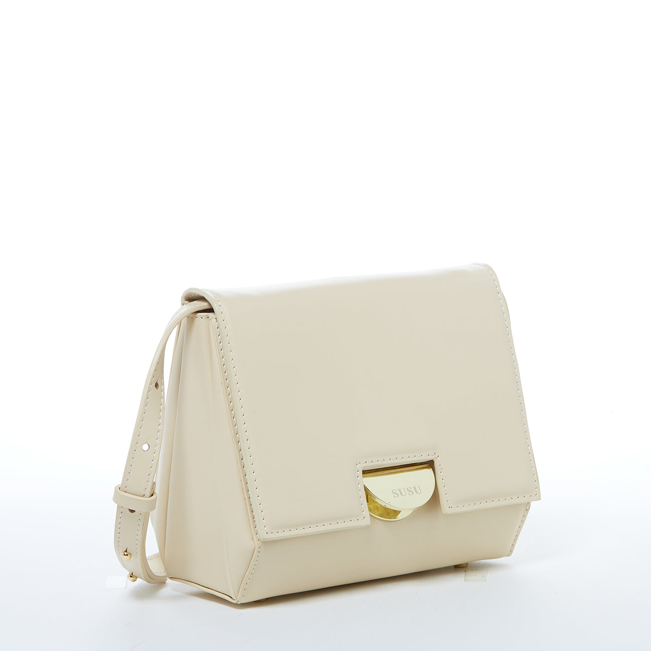 Elizabeth Off White Leather Saddle Bag featuring gold hardware and adjustable strap, perfect for stylish organization.