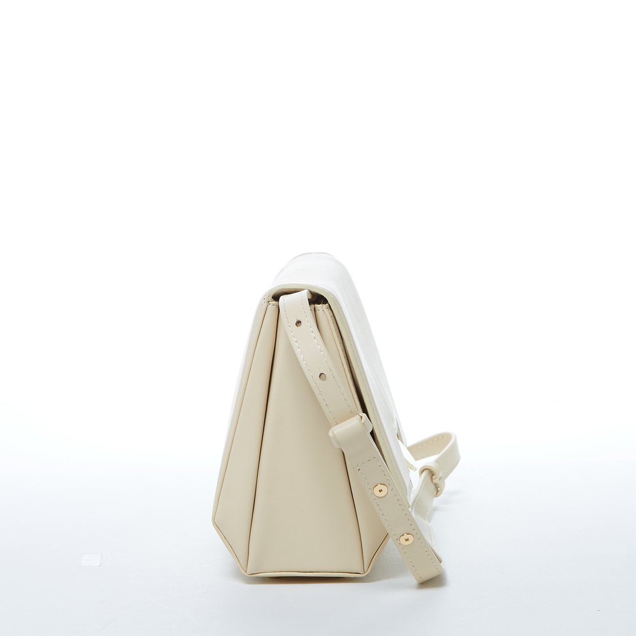 Elizabeth Off White Leather Saddle Bag featuring gold hardware and adjustable strap, perfect for stylish organization.