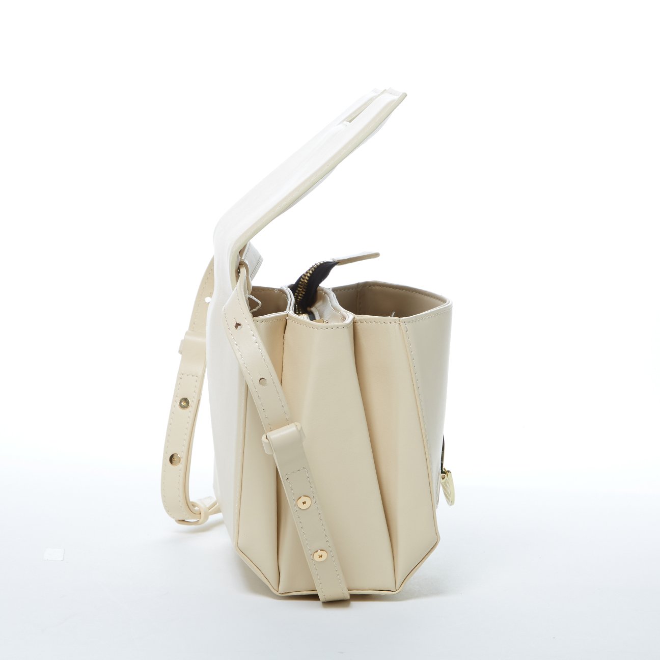 Elizabeth Off White Leather Saddle Bag featuring gold hardware and adjustable strap, perfect for stylish organization.