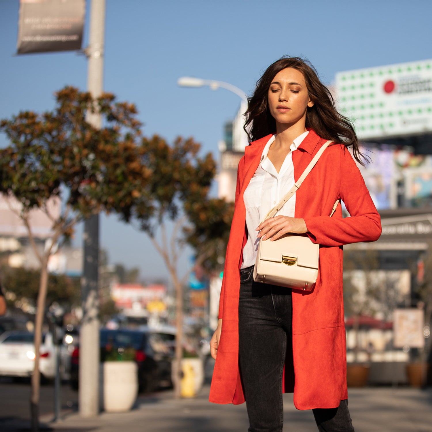 Elizabeth Off White Leather Saddle Bag featuring gold hardware and adjustable strap, perfect for stylish organization.