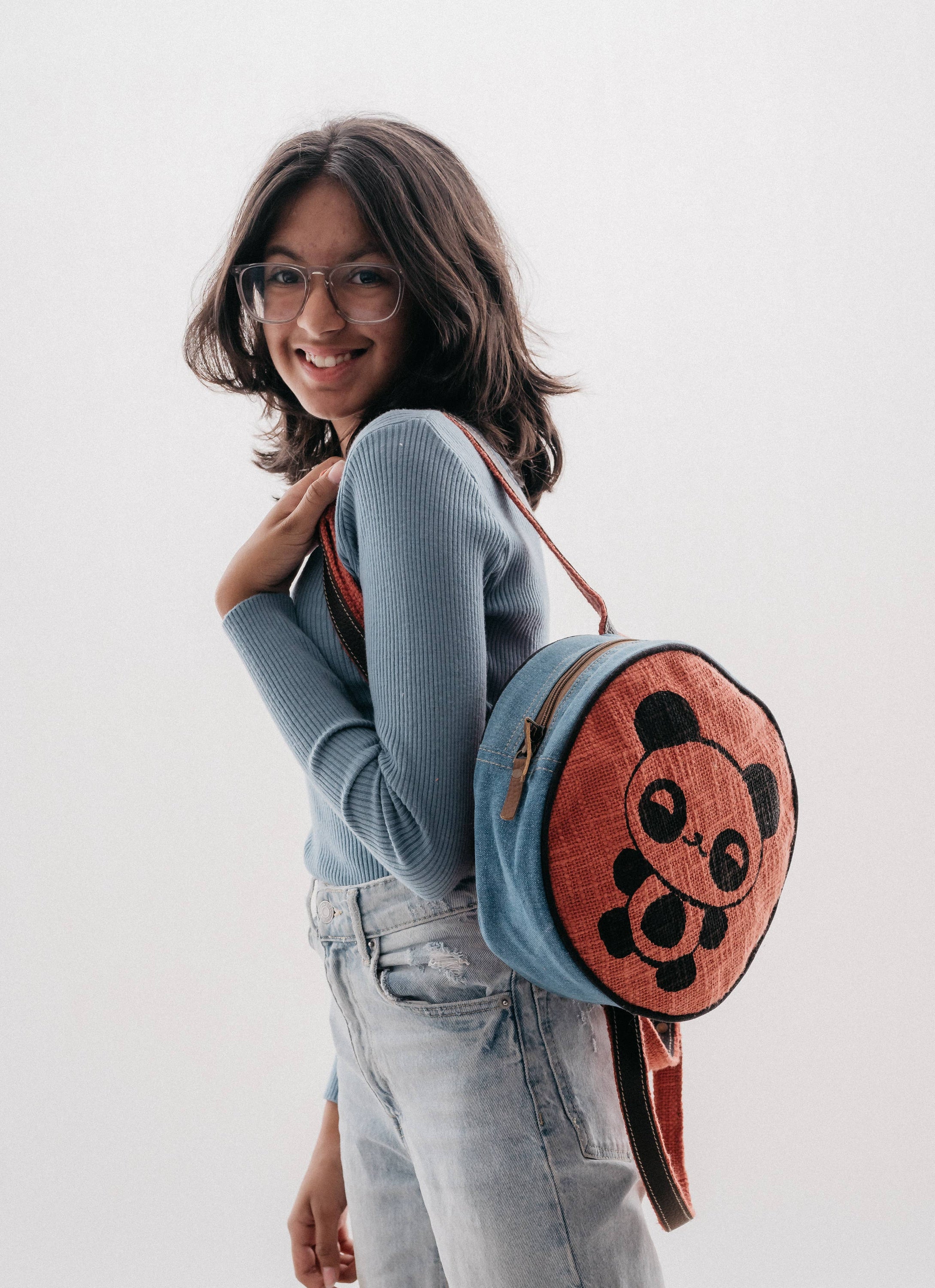 A stylish round Glor Canteen Bag designed for kids and teenagers, featuring a vintage-inspired look suitable for outdoor activities.