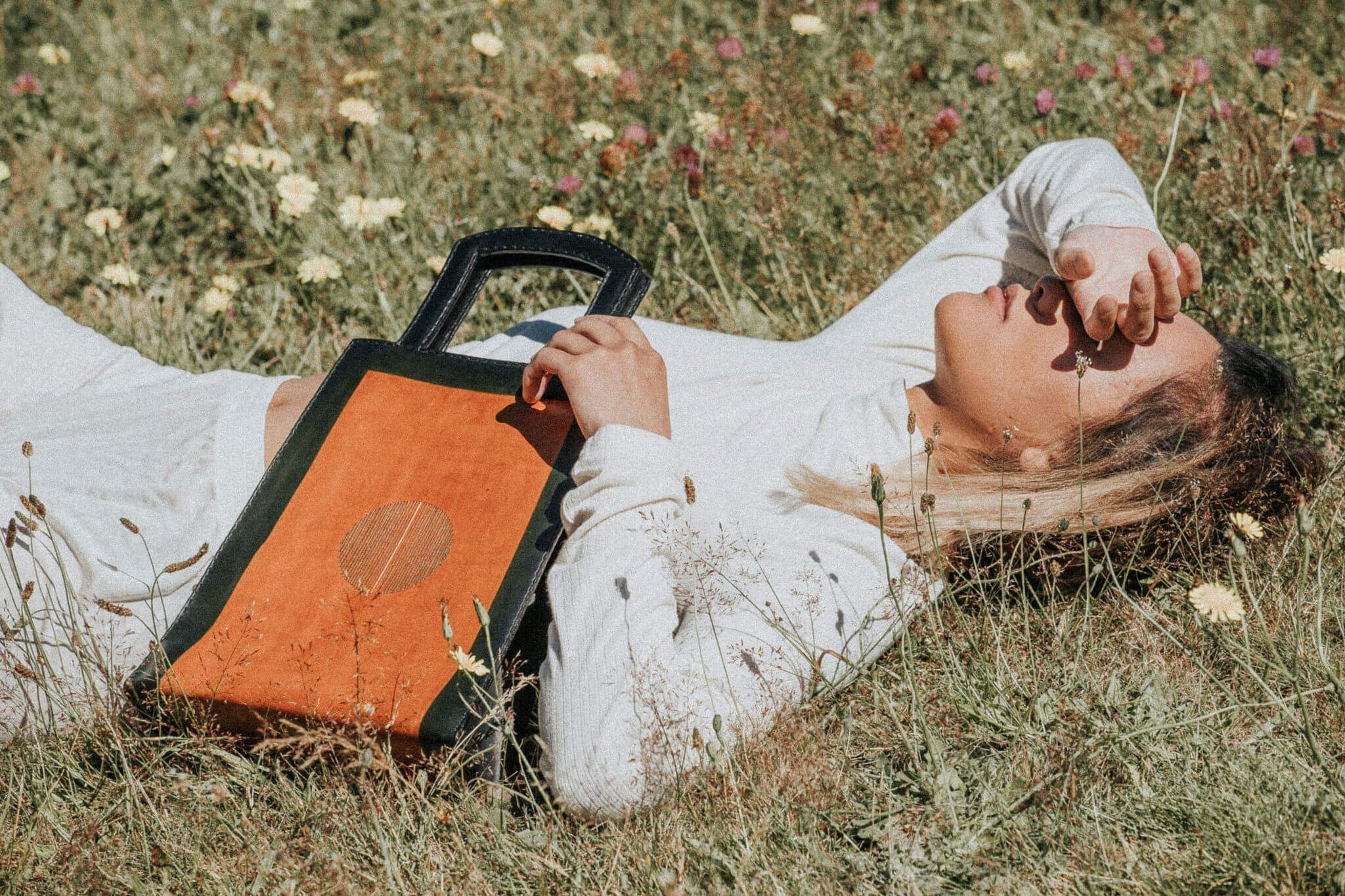 A stylish IGNIS Tote made from 100% natural vegetable-tanned leather, showcasing its unique design inspired by fire and sand.