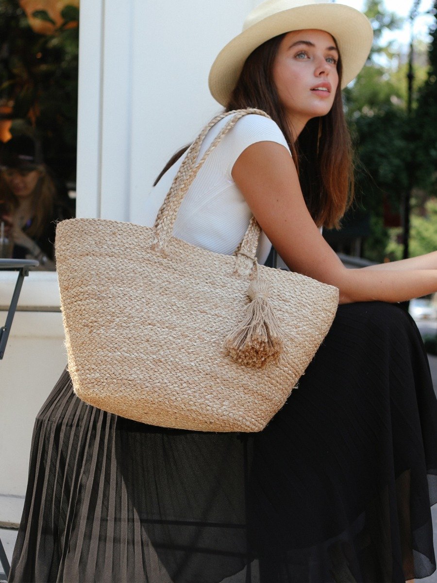 Kata Shoulder Bag made from 100% jute, featuring a spacious design and natural color, handcrafted by Fair Trade artisans.