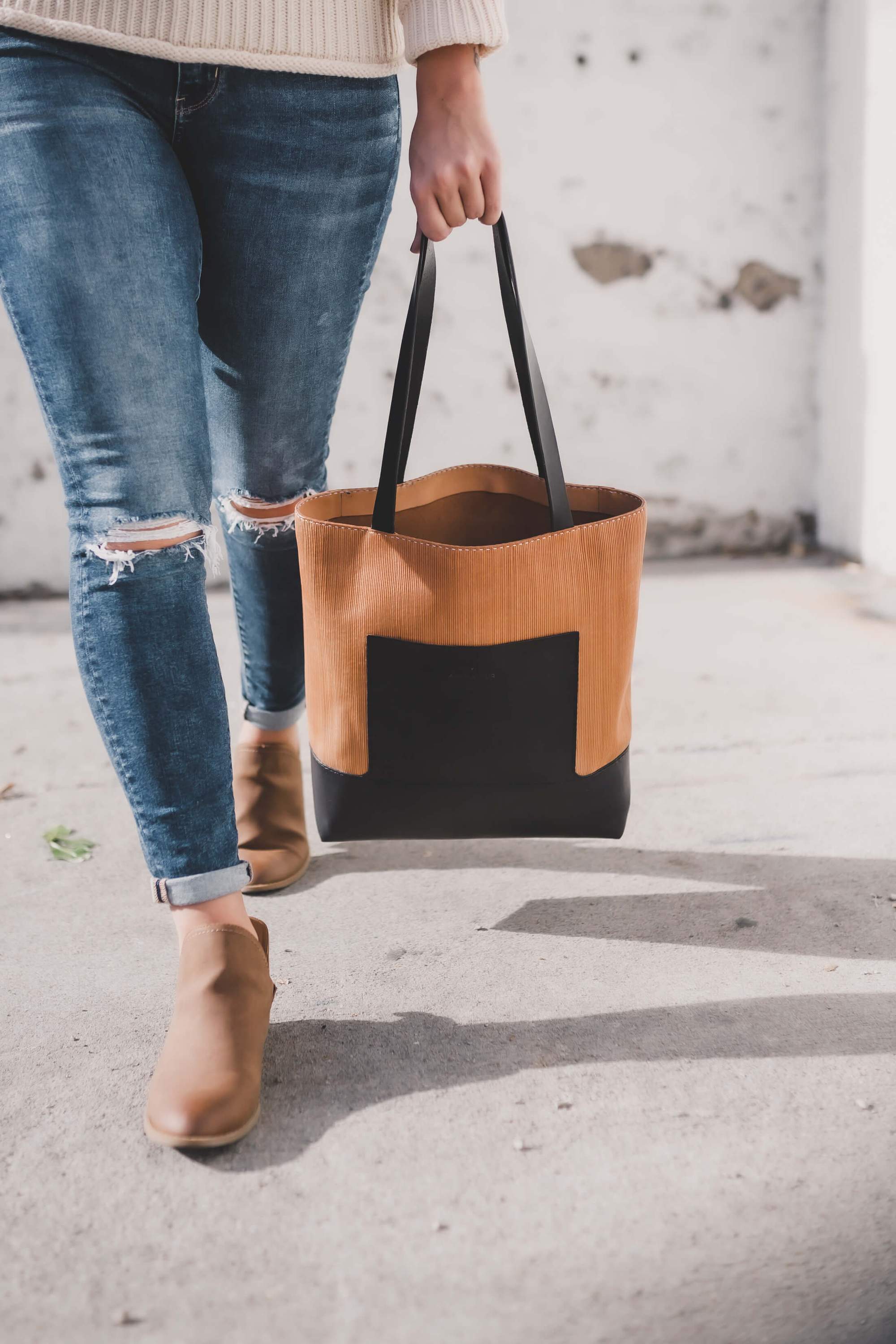 Linéaire Tote bag made of natural Veg Tan leather with hand engraving, featuring leather shoulder straps and an exterior pocket.