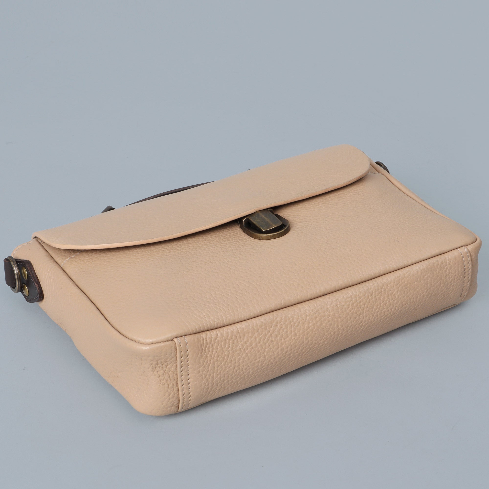 London Crossbody Bag made from premium full grain leather with vintage lock and multiple compartments.