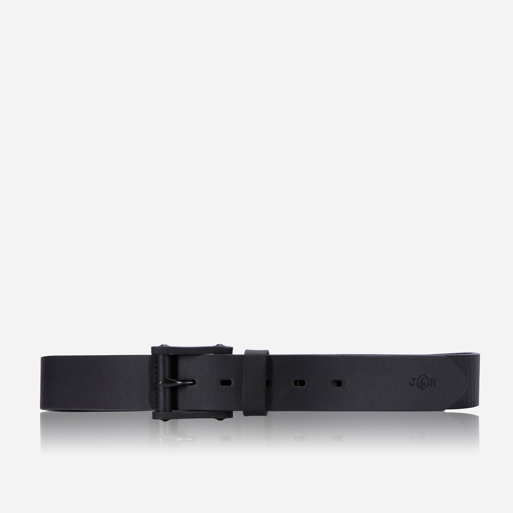 Men's black belt showcasing a classic design, perfect for any outfit.