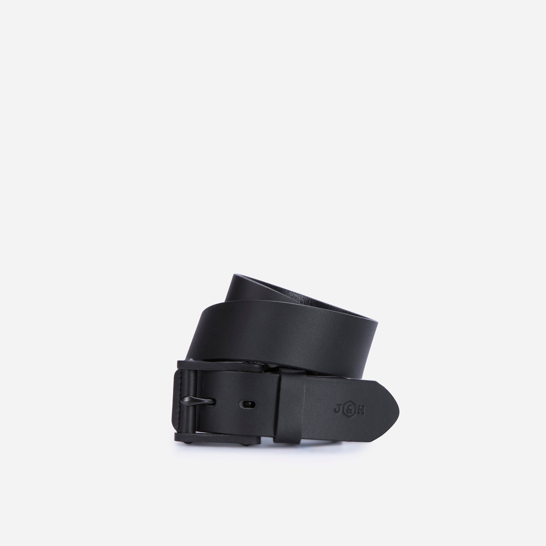 Men's black belt showcasing a classic design, perfect for any outfit.