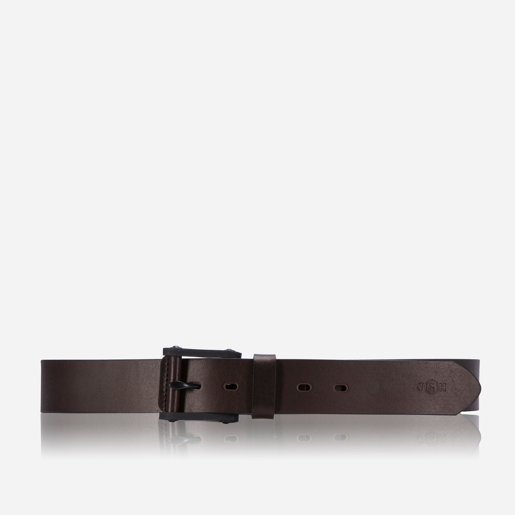 Men's brown leather belt with a classic buckle, showcasing its refined design and quality craftsmanship.