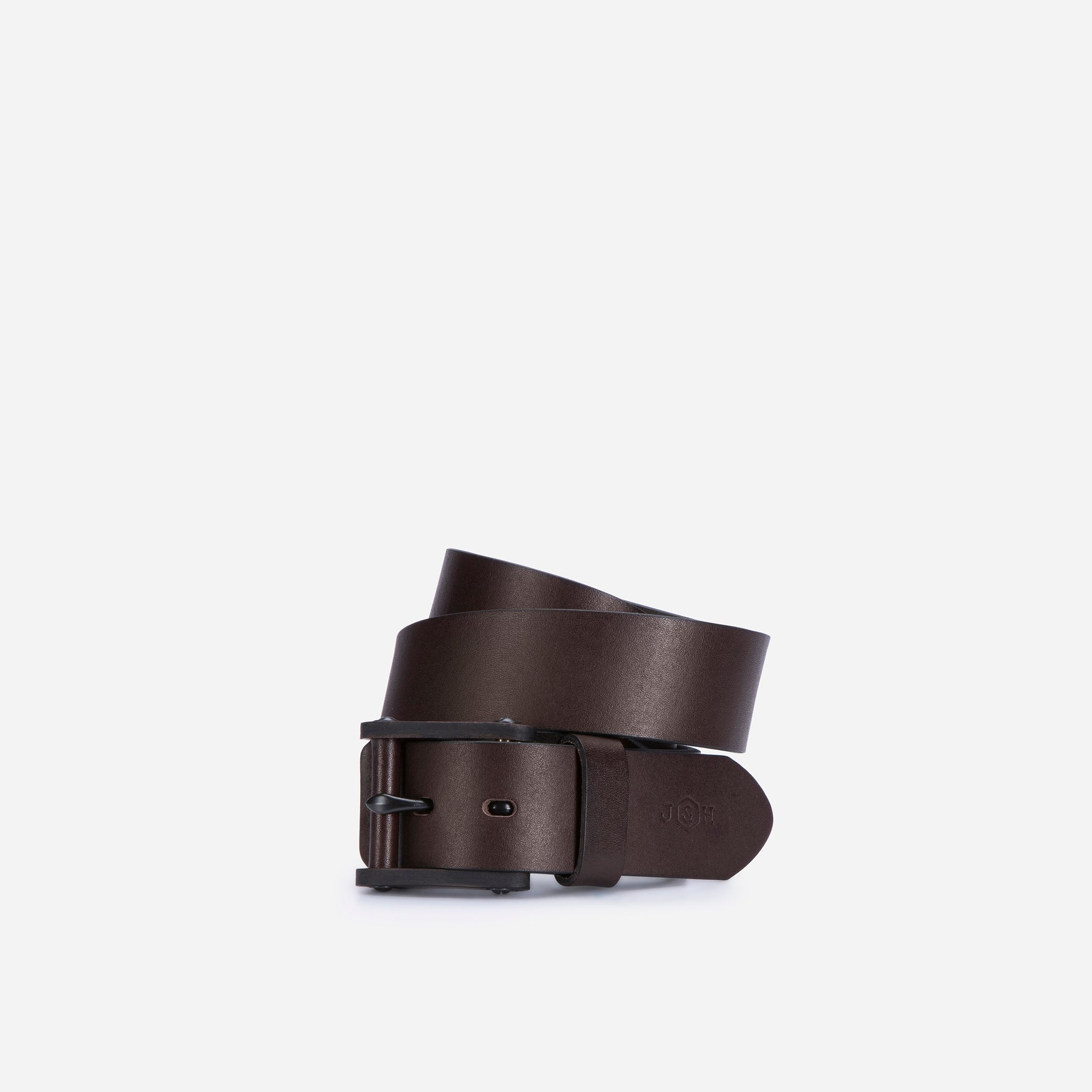 Men's brown leather belt with a classic buckle, showcasing its refined design and quality craftsmanship.