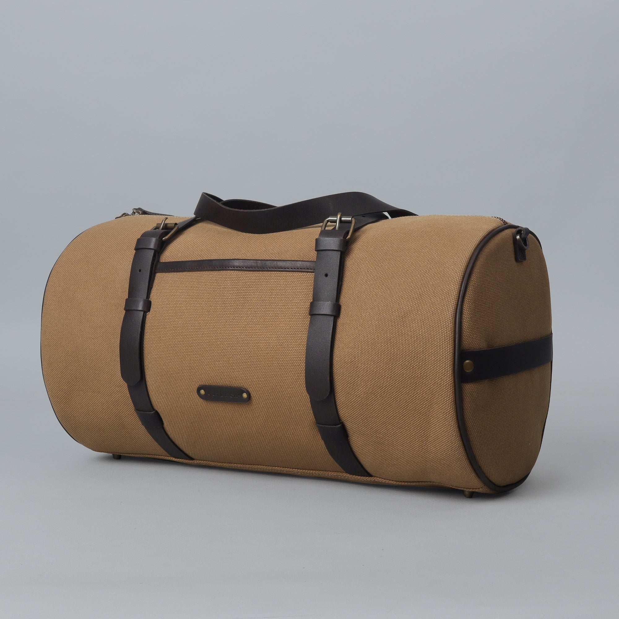 Miami Canvas Gym Bag featuring durable cotton canvas, leather straps, and spacious compartments for gym essentials.